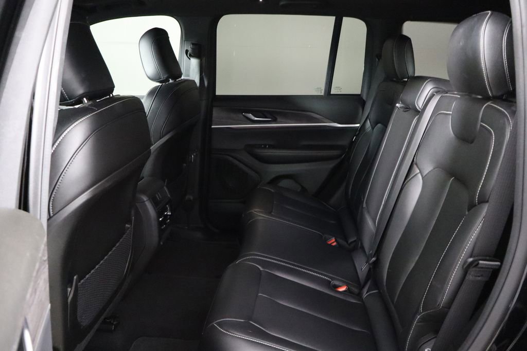 Used 2024 Jeep Grand Cherokee Limited w/ Black Appearance Package image 17