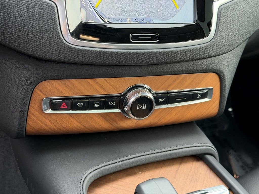 Certified 2025 Volvo XC90 B6 Plus image 32