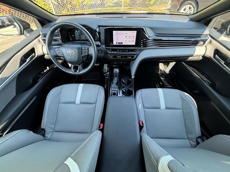 Used 2025 Toyota Camry SE image 9