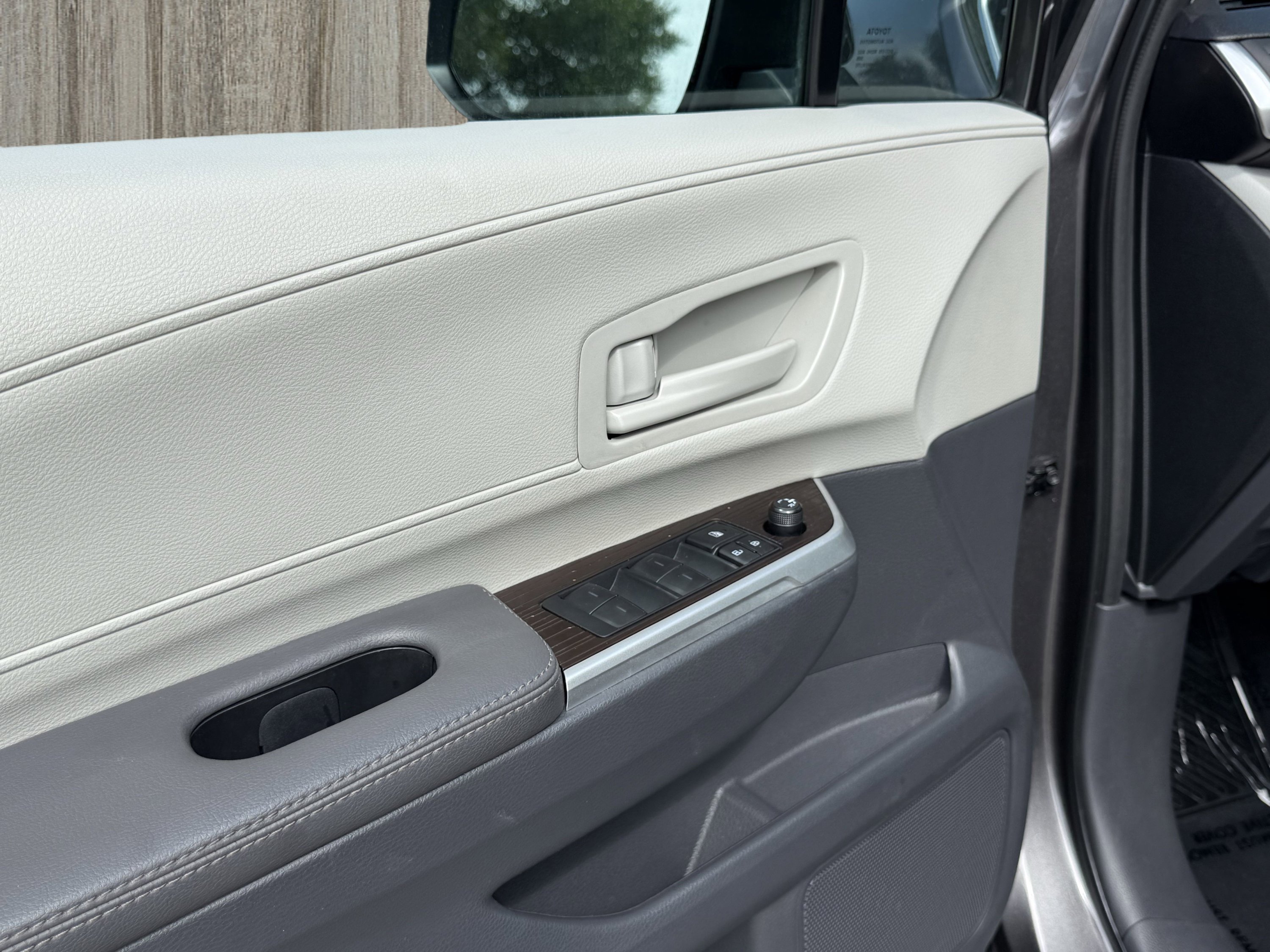 Used 2024 Toyota Sienna LE image 28