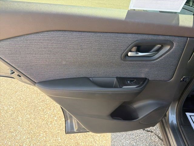 Used 2023 Nissan Rogue SV image 13