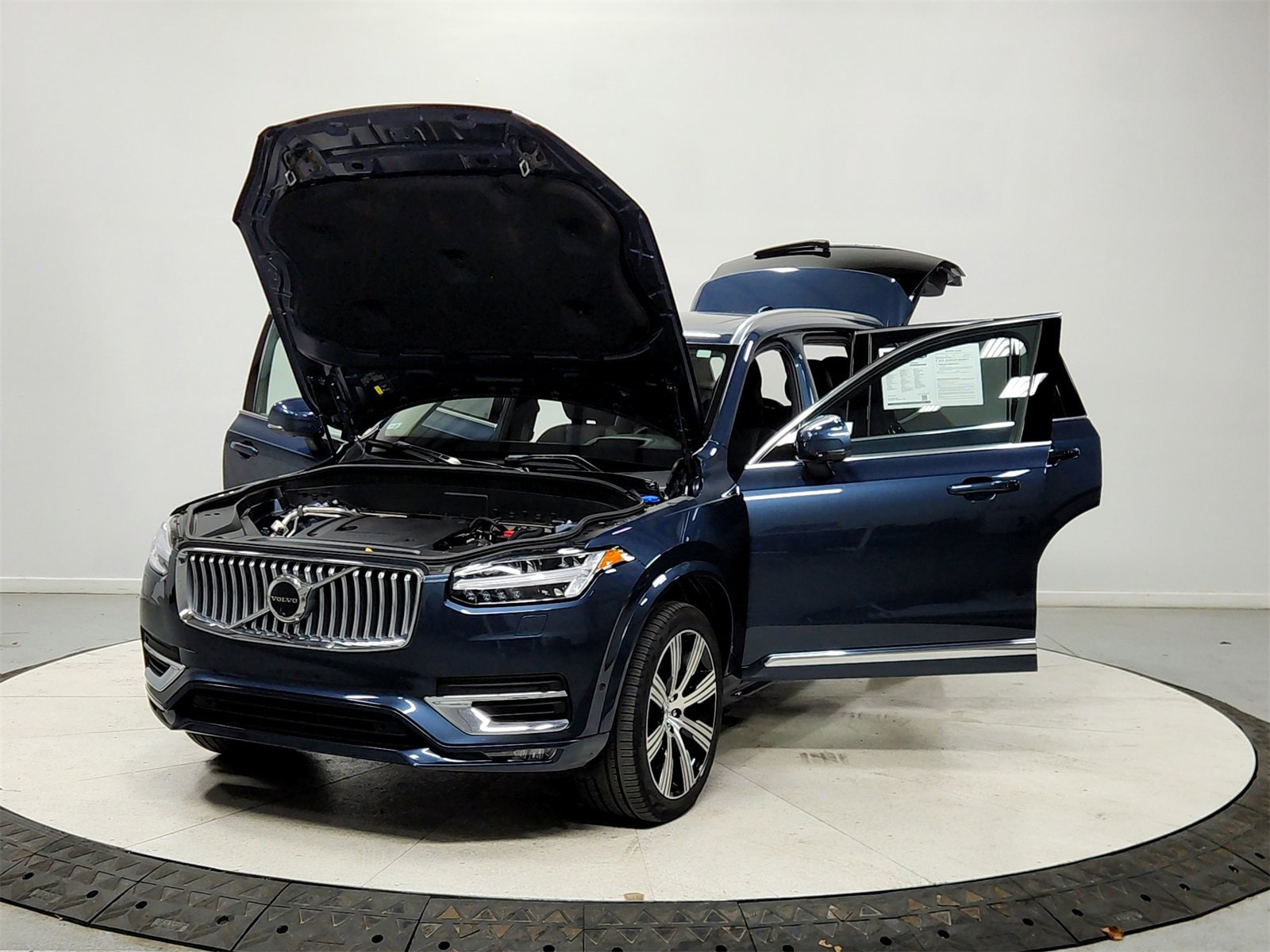 Used 2024 Volvo XC90 B6 Ultimate w/ Protection Package Premier image 11