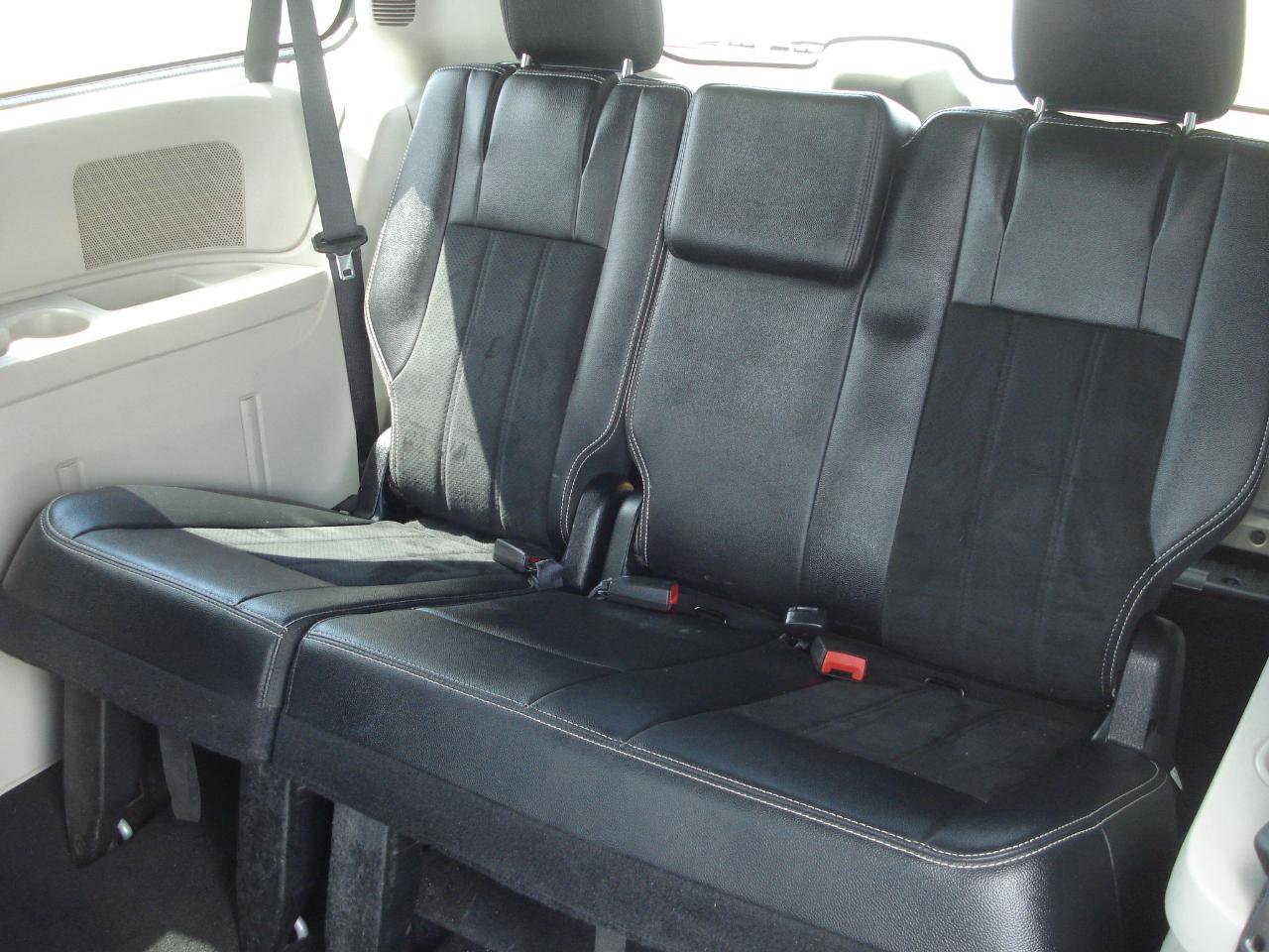 Used 2018 Dodge Grand Caravan SXT image 39