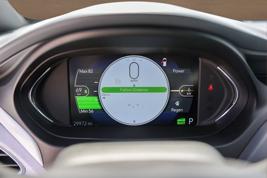 Used 2019 Chevrolet Bolt Premier w/ Infotainment Package FWD image 11