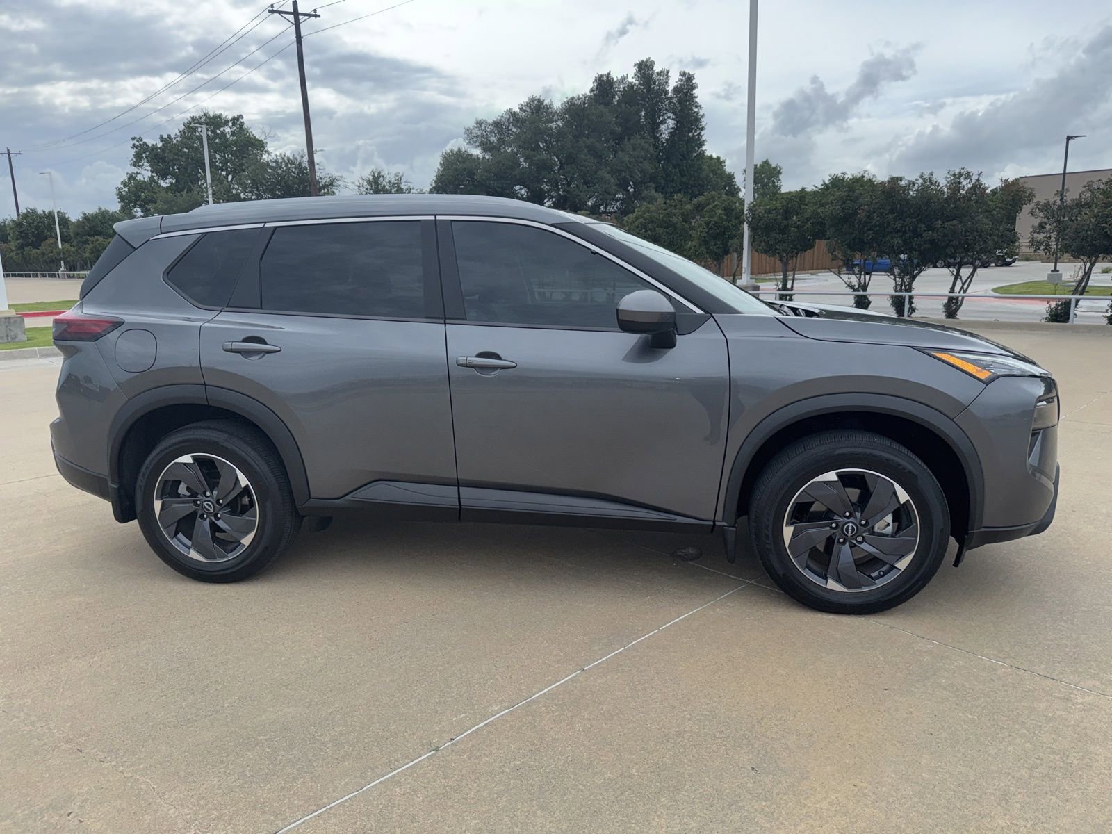 Used 2025 Nissan Rogue SV w/ SV Premium Package FWD image 4