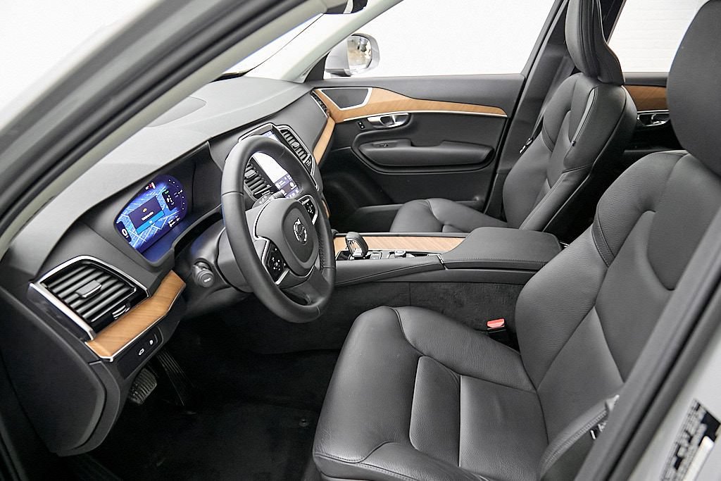 Certified 2025 Volvo XC90 T8 Plus w/ Protection Package Premier AWD/4WD image 17