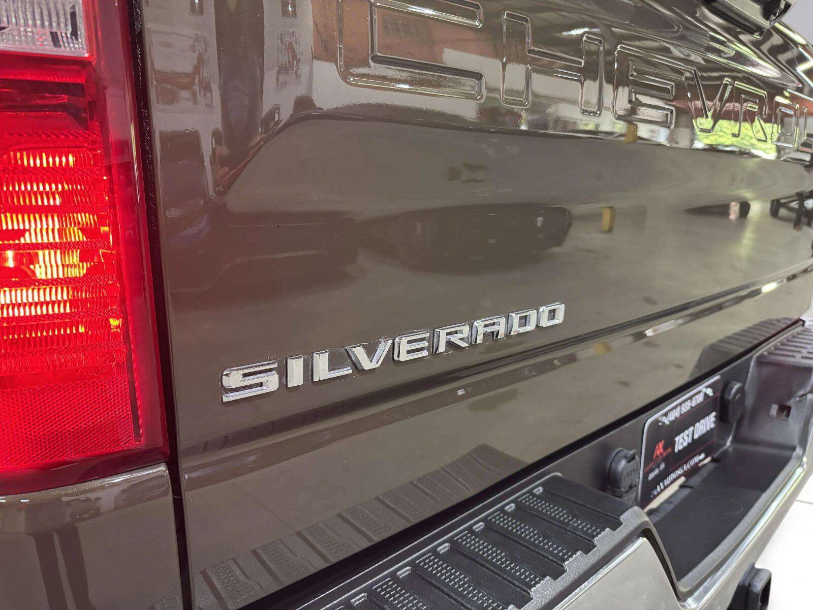 Used 2023 Chevrolet Silverado 1500 LT AWD/4WD image 19