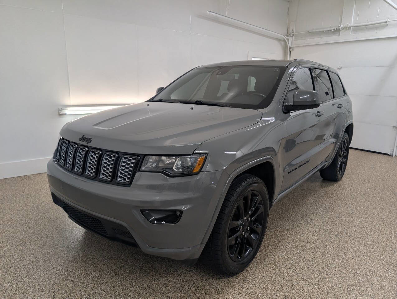 Used 2022 Jeep Grand Cherokee Altitude AWD/4WD image 7