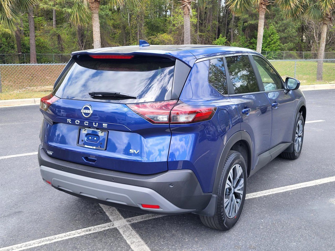 Used 2023 Nissan Rogue SV image 2