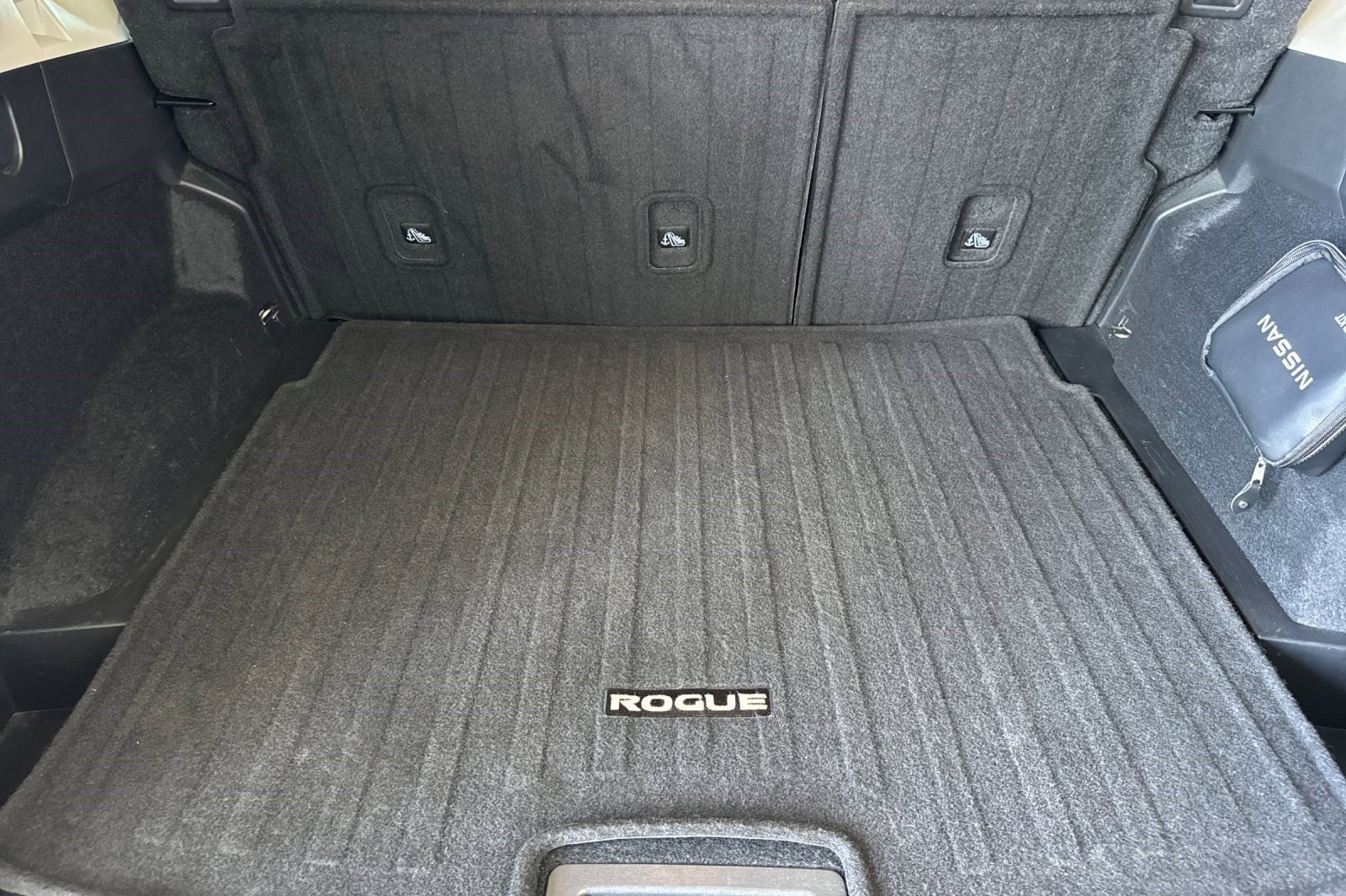 Used 2025 Nissan Rogue SV image 12
