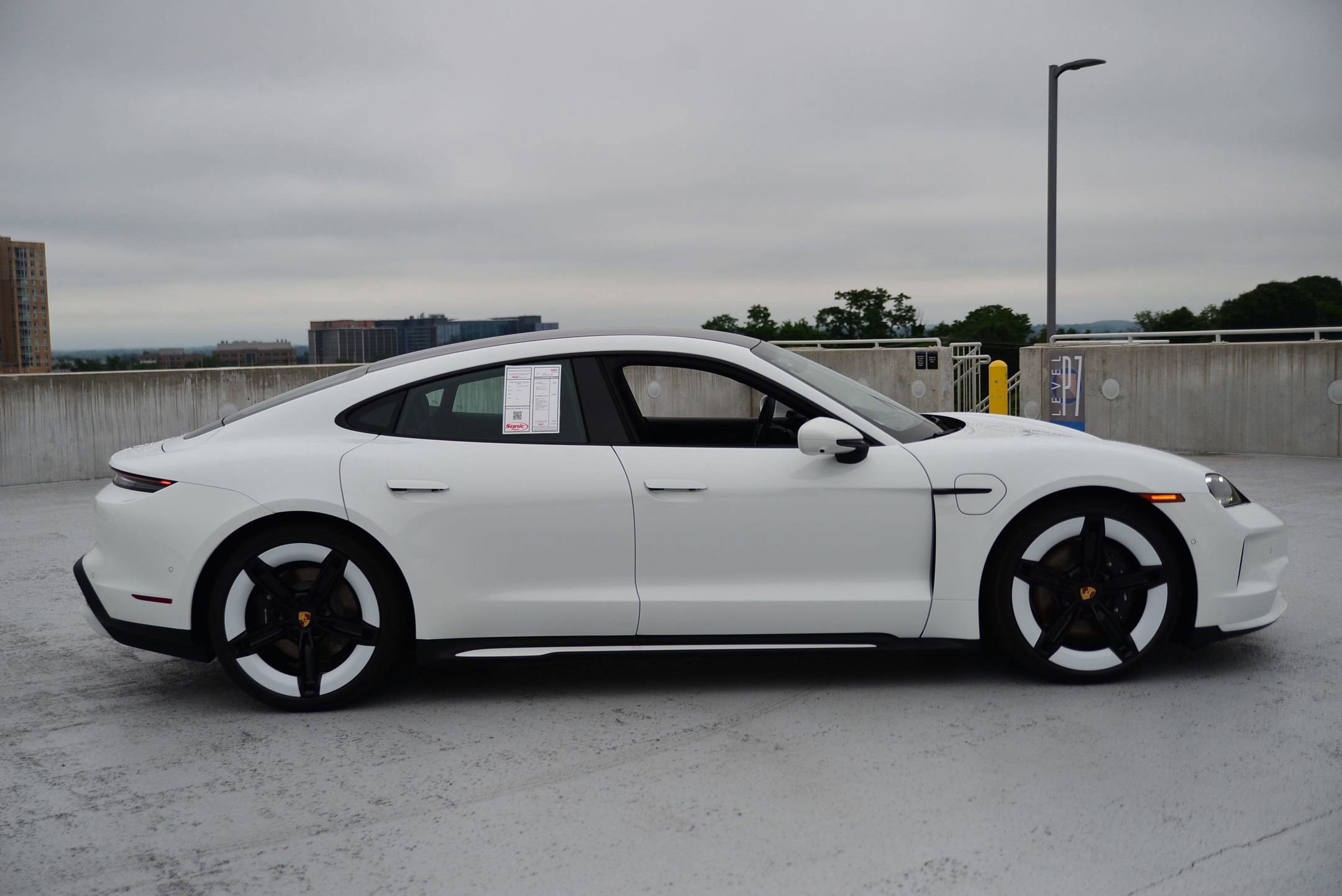 Used 2025 Porsche Taycan image 8