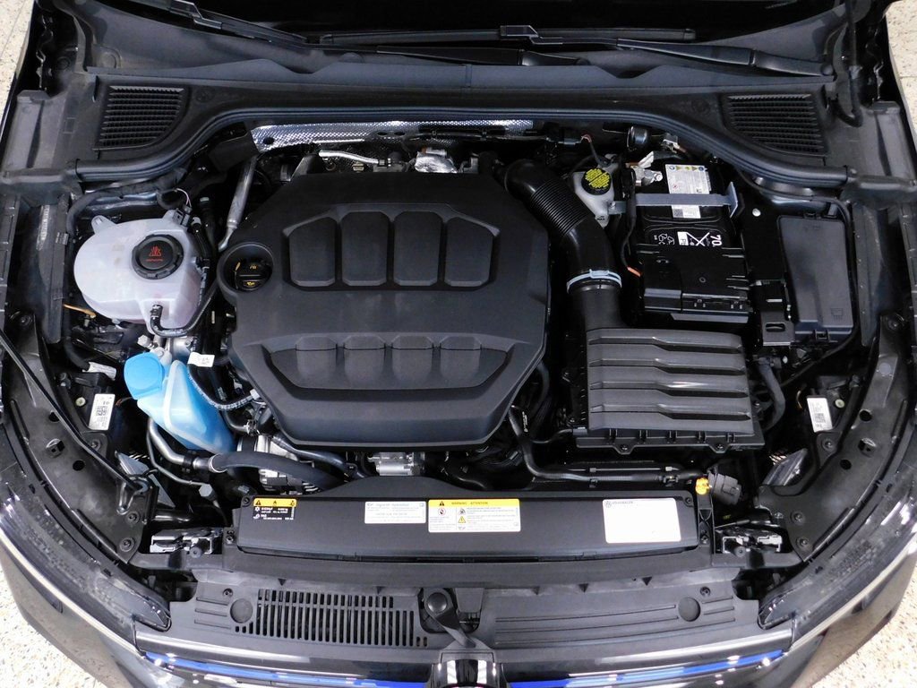 Used 2025 Volkswagen Golf 2.0T image 13