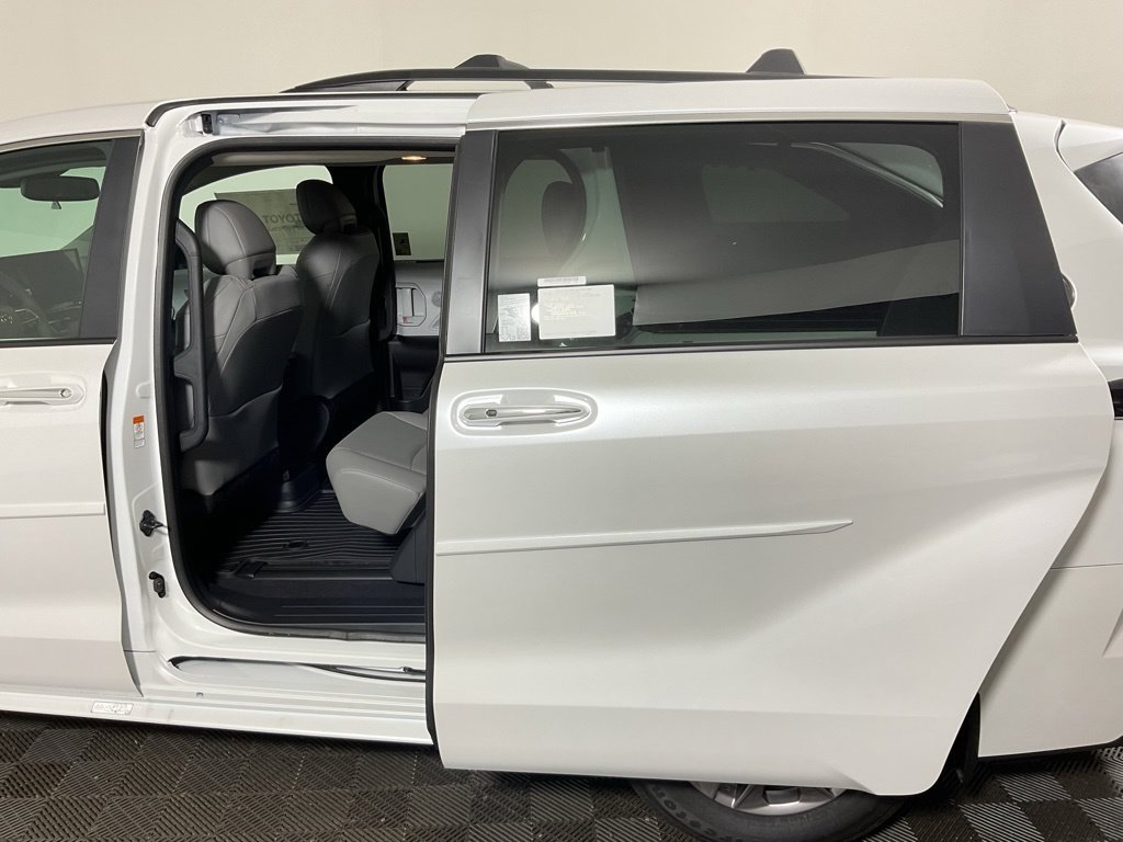 New 2026 Toyota Sienna XLE FWD image 34