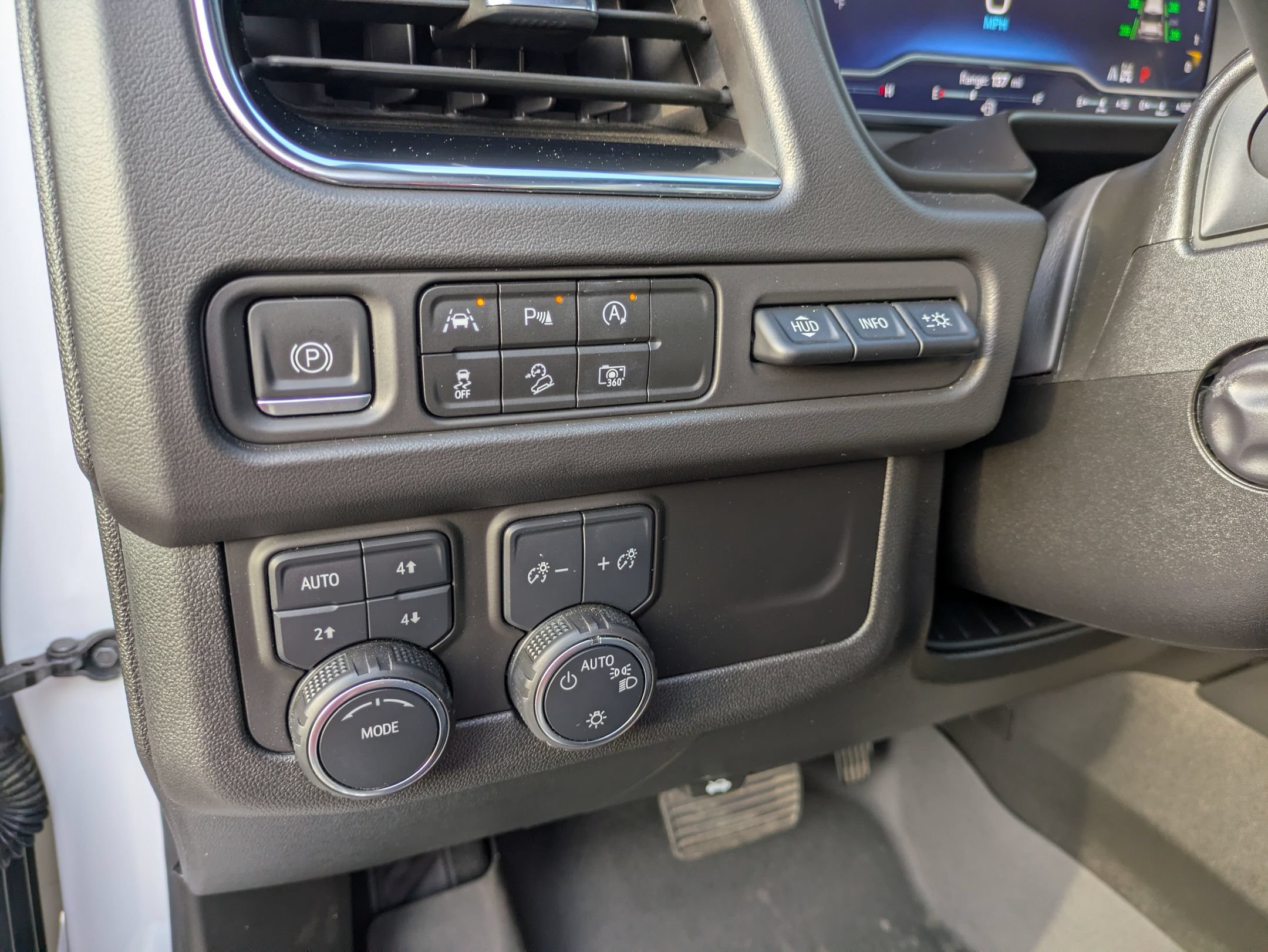 Used 2024 Chevrolet Tahoe Premier AWD/4WD image 17