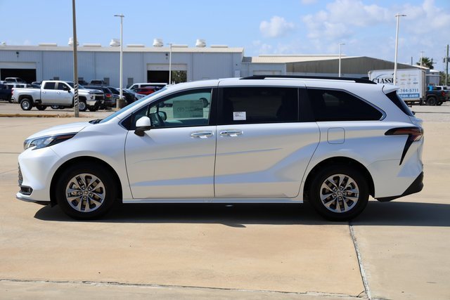 New 2025 Toyota Sienna XLE image 5