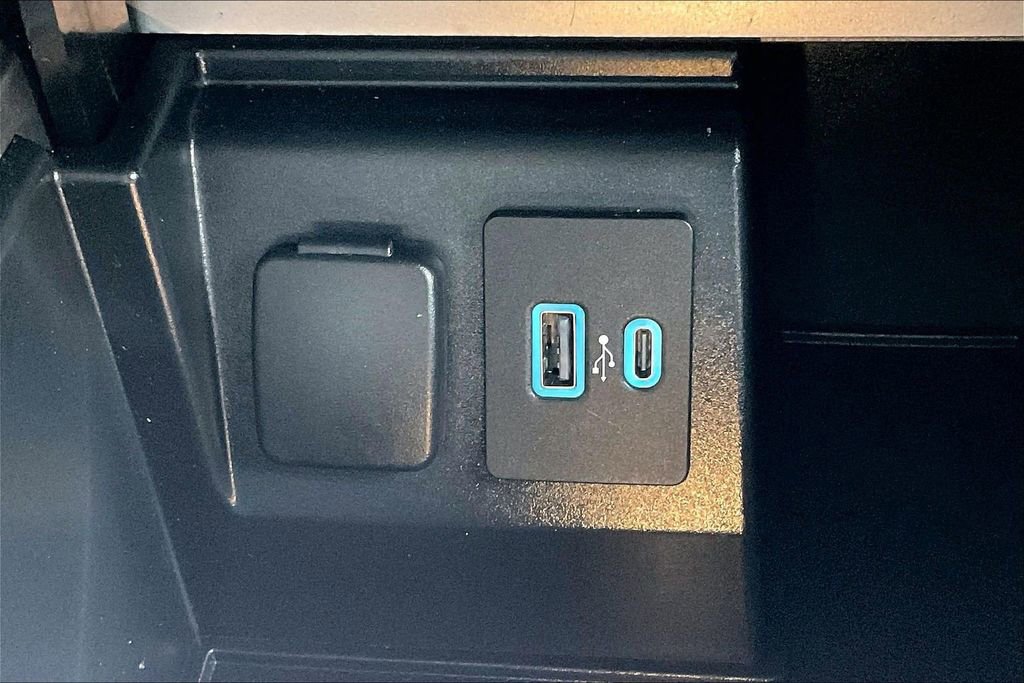 Used 2020 Ford Explorer XLT w/ Equipment Group 202A AWD/4WD image 34