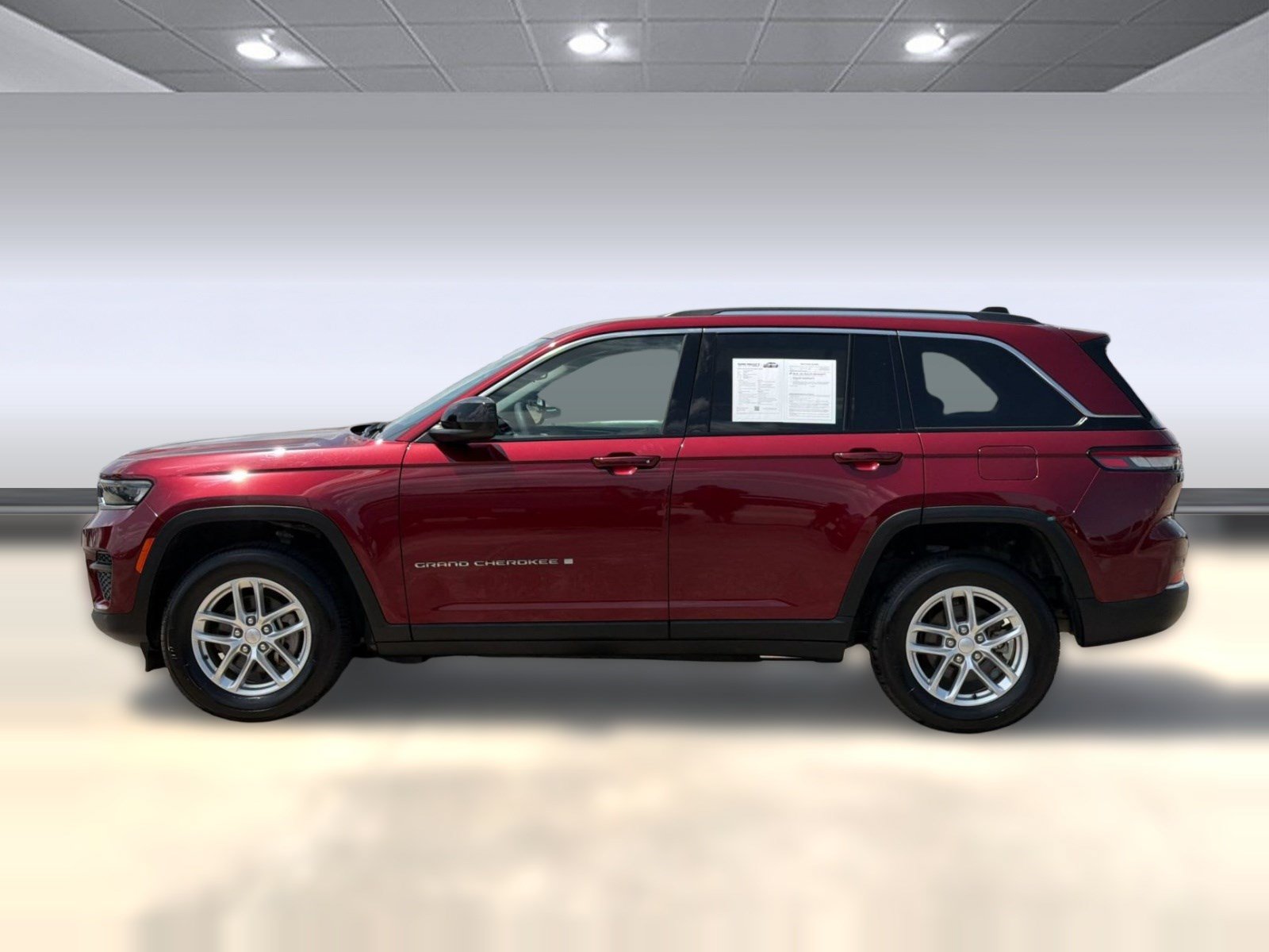 Used 2023 Jeep Grand Cherokee Laredo AWD/4WD image 2