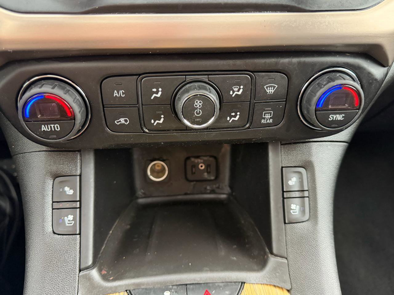 Used 2018 GMC Acadia Denali w/ Technology Package FWD image 16