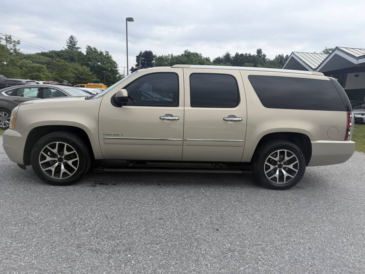 Used 2012 GMC Yukon XL Denali AWD/4WD image 2