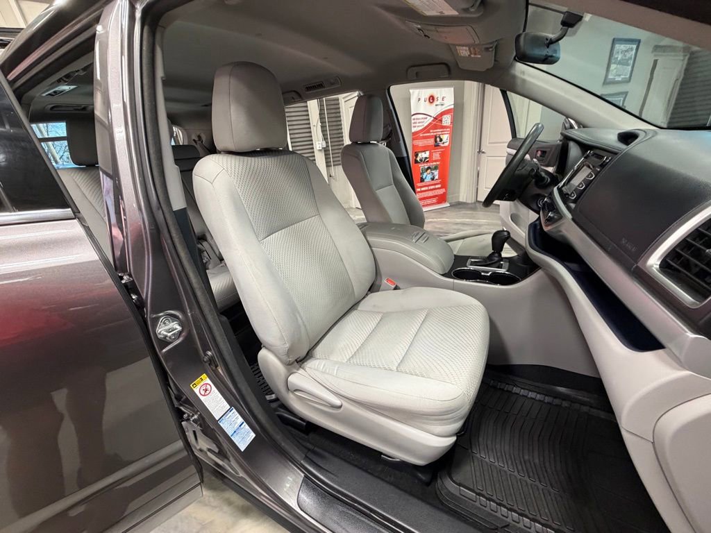 Used 2015 Toyota Highlander LE image 4