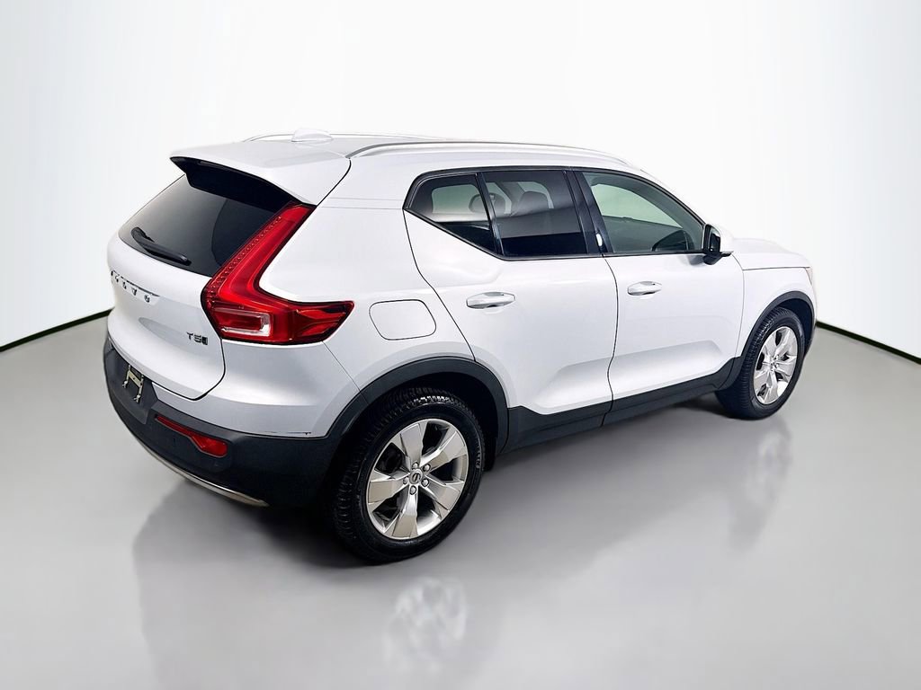 Used 2020 Volvo XC40 T5 Momentum image 7