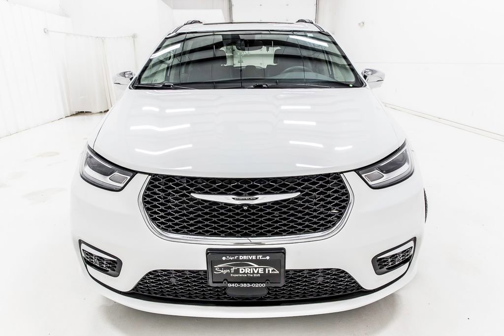 Used 2022 Chrysler Pacifica Limited w/ Uconnect Theater Family Group image 11