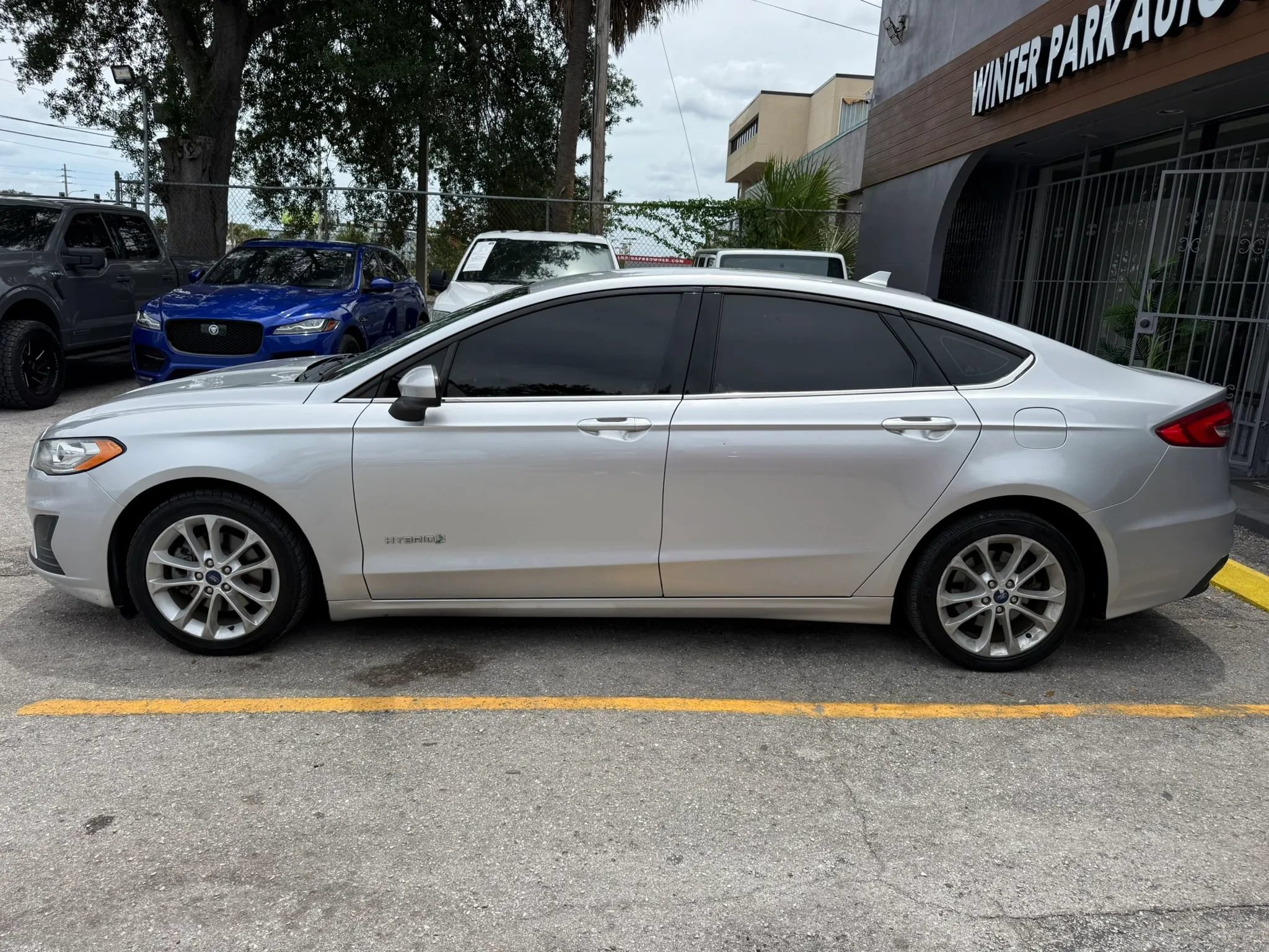 Used 2019 Ford Fusion SE FWD image 4