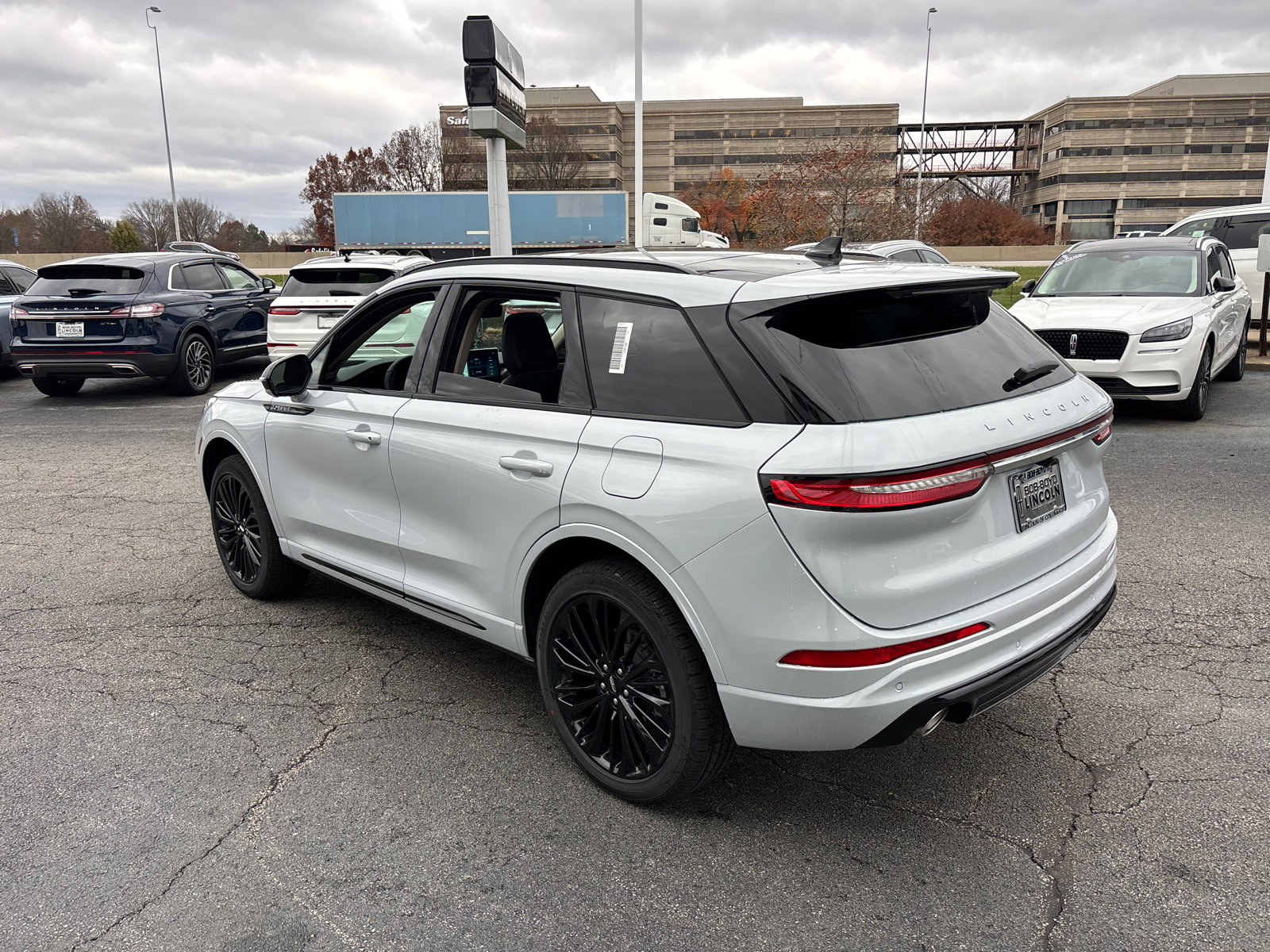 New 2026 Lincoln Corsair Reserve w/ Jet Appearance Package image 5