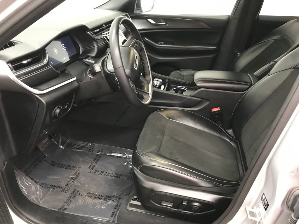 Used 2024 Jeep Grand Cherokee Altitude image 12