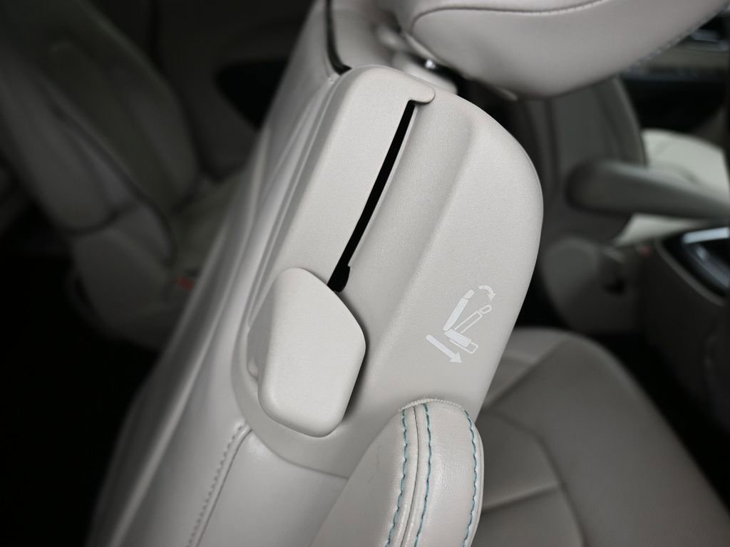 Used 2020 Chrysler Pacifica Limited w/ Advanced Safetytec Group image 56