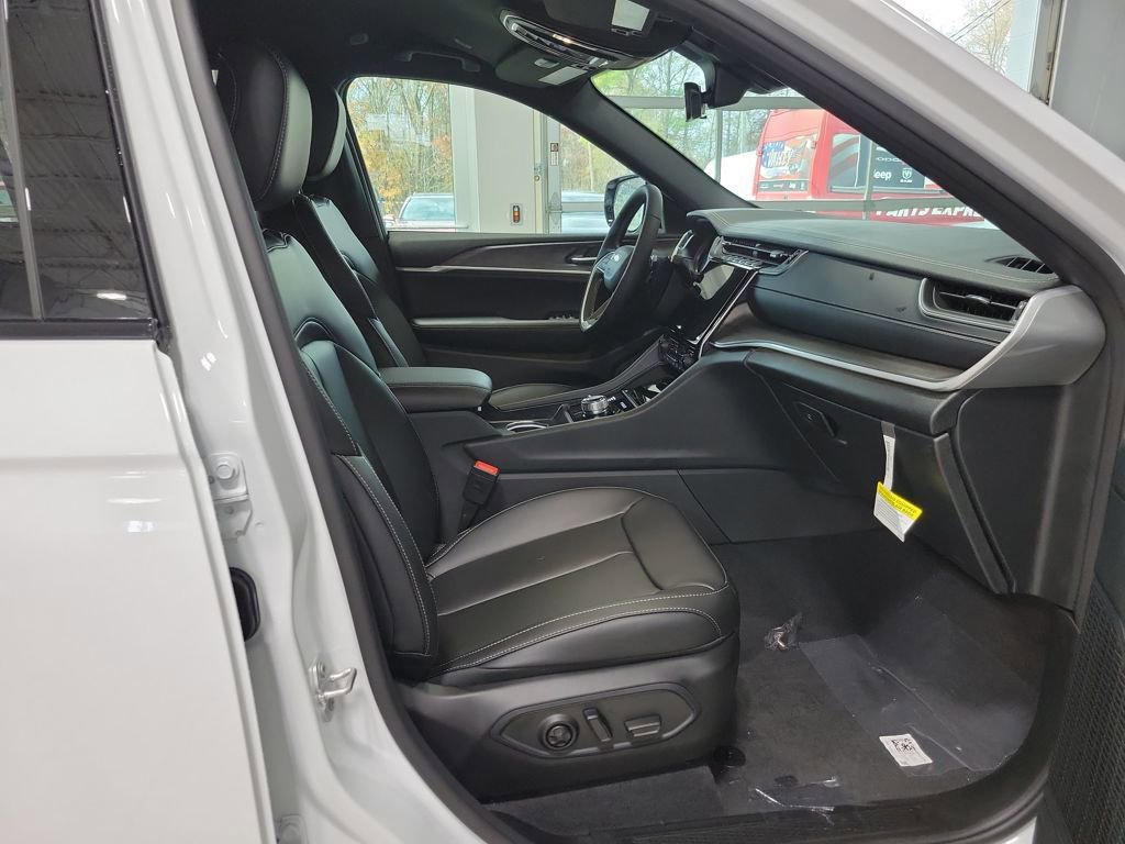 New 2025 Jeep Grand Cherokee L Limited image 11