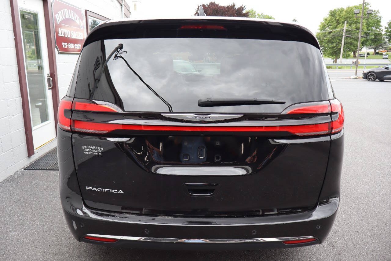 Used 2024 Chrysler Pacifica Touring-L FWD image 3