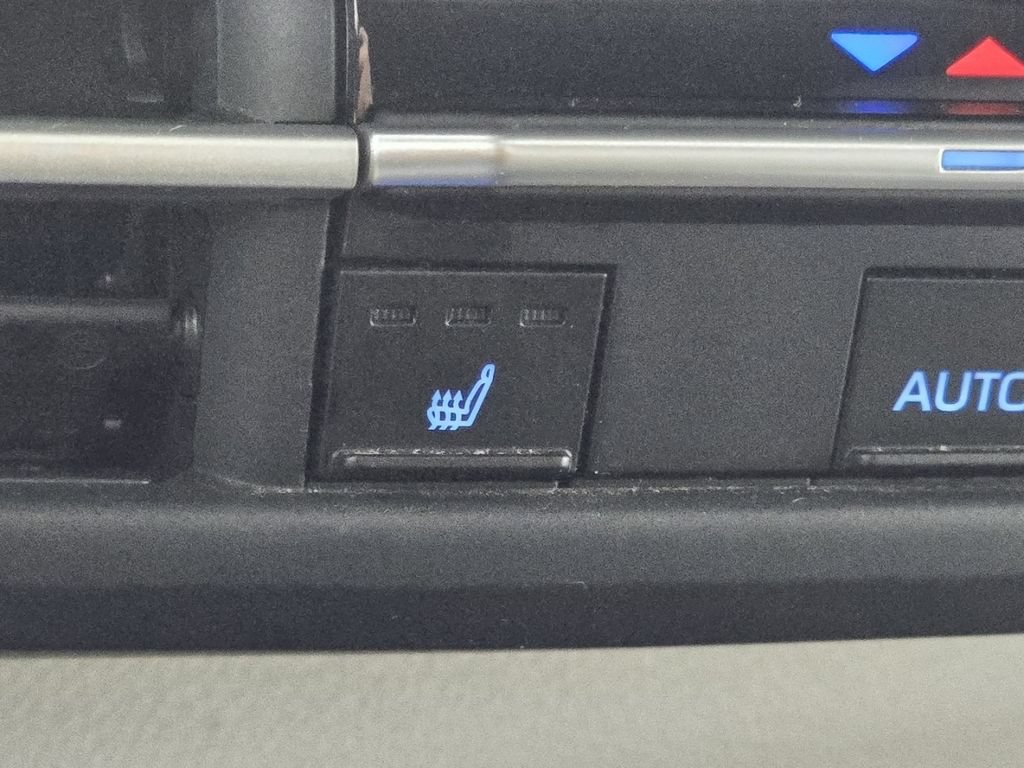 Certified 2024 Toyota Sienna XLE FWD image 7