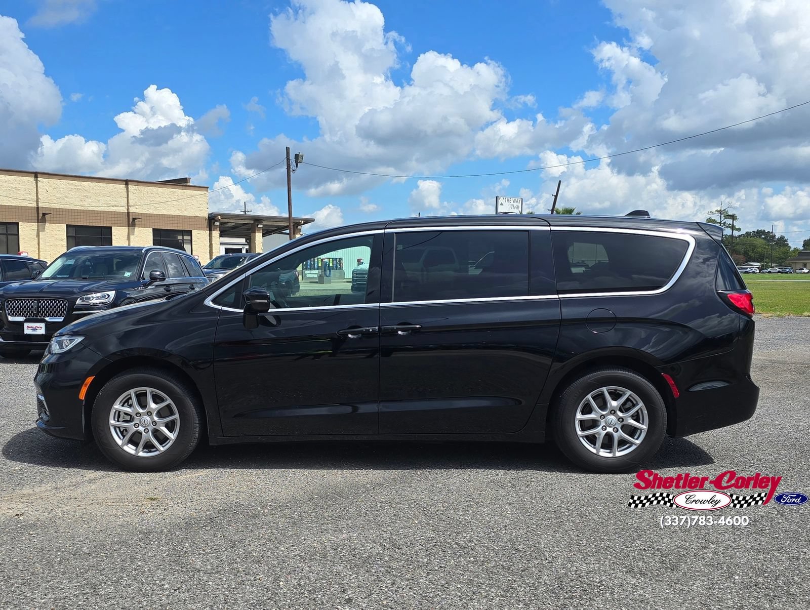 Used 2026 Chrysler Pacifica Select FWD image 2