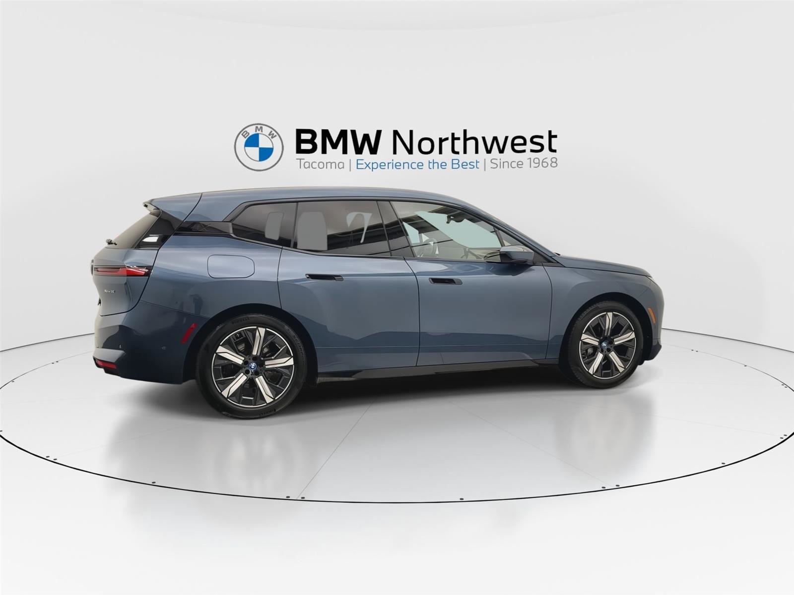 Used 2026 BMW iX xDrive60 w/ Dynamic Handling Package image 4