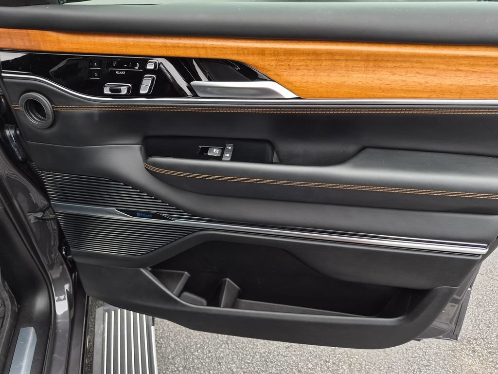 Certified 2025 Jeep Grand Wagoneer L Series III w/ HD Trailer Tow Package AWD/4WD image 36