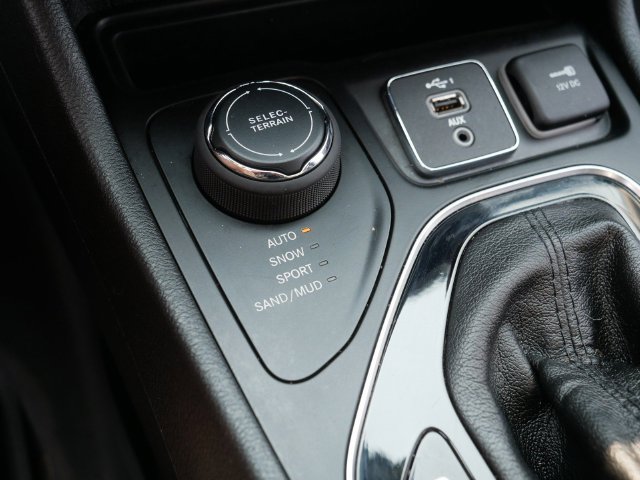 Used 2020 Jeep Cherokee Limited AWD/4WD image 34