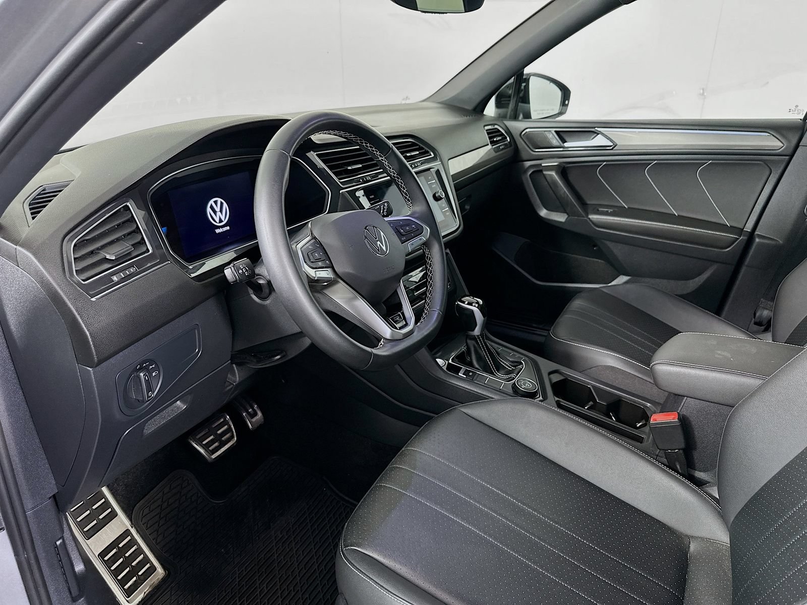 Used 2023 Volkswagen Tiguan SE R-Line AWD/4WD image 9