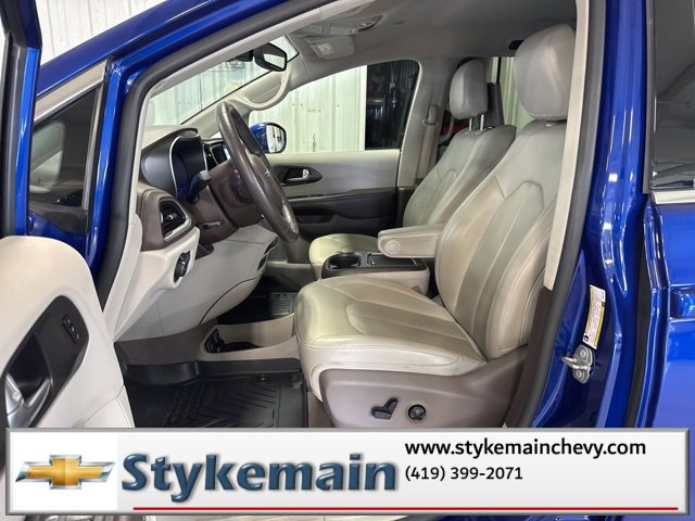 Used 2021 Chrysler Pacifica Touring-L w/ Uconnect Theater Family Group image 32