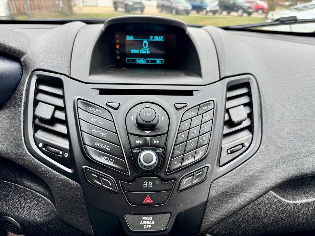 Used 2015 Ford Fiesta SE image 24