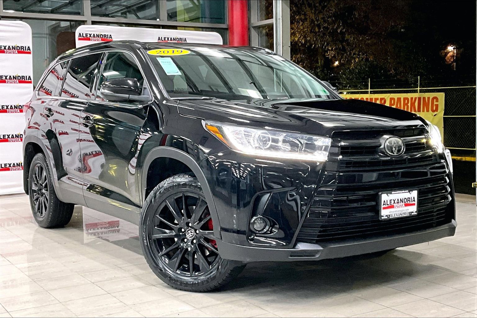 Used 2019 Toyota Highlander SE image 2