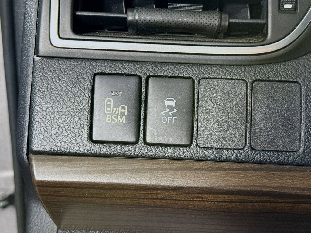 Used 2017 Toyota Camry XLE w/ Moonroof Package image 17