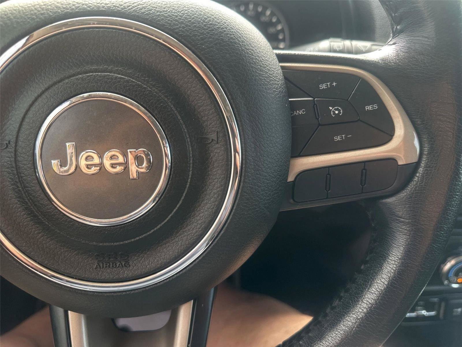 Used 2017 Jeep Renegade Latitude w/ Cold Weather Group FWD image 23