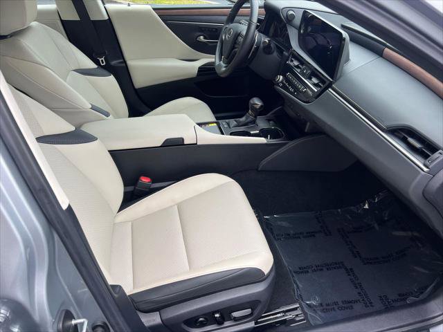 Certified 2025 Lexus ES 300h w/ Premium Package image 14