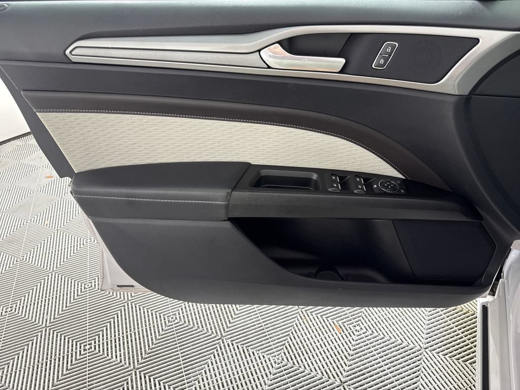 Used 2019 Ford Fusion SE w/ Equipment Group 151A FWD image 9