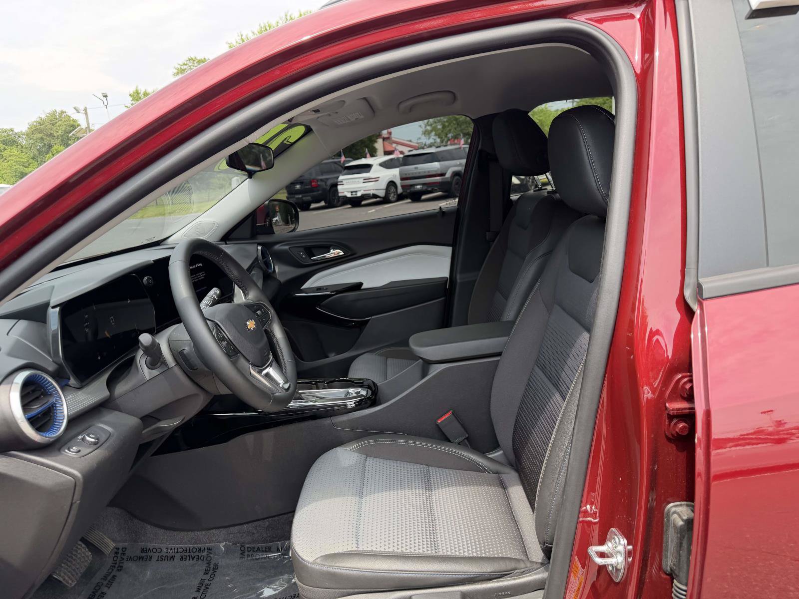 Used 2025 Chevrolet Trax LT w/ LT Convenience Package FWD image 13