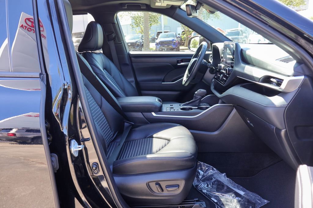 Used 2024 Toyota Highlander XSE FWD image 9