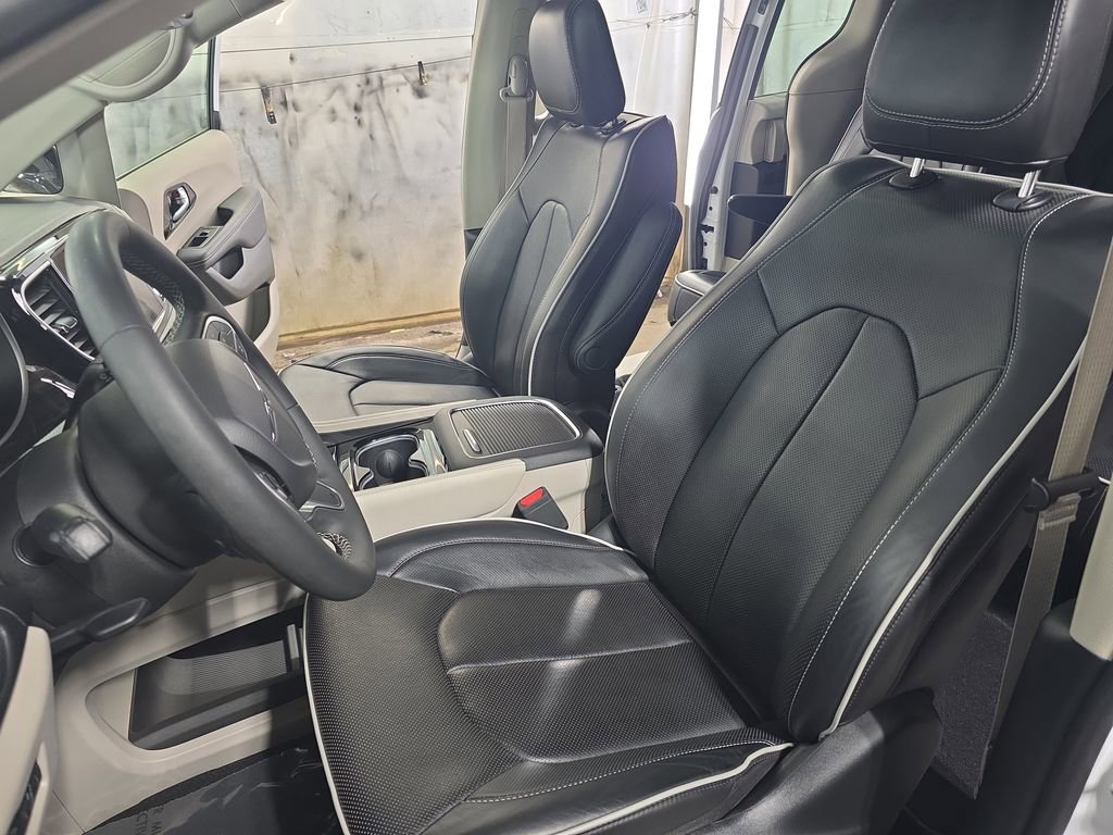 Used 2024 Chrysler Pacifica Limited image 17
