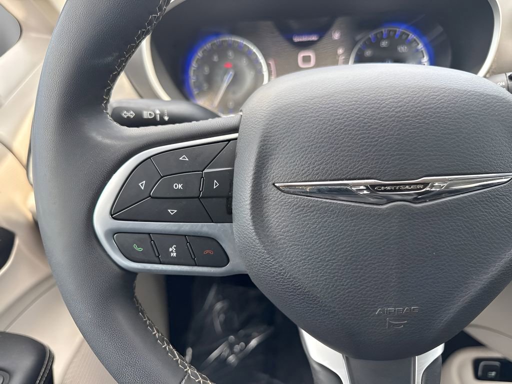 Used 2023 Chrysler Pacifica Touring-L FWD image 15