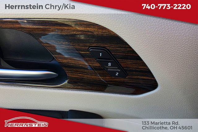 Used 2023 Chrysler Pacifica Limited FWD image 16